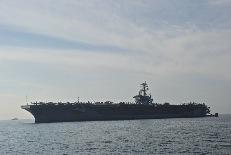 USS-Nimitz_2013-11-01_00009_NOBILI.jpg