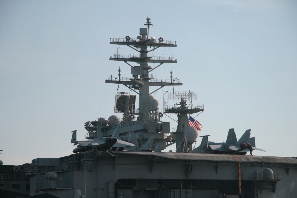 USS-Nimitz 2013-11-01 00018 DAVINO