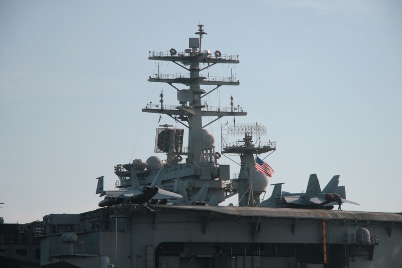 USS-Nimitz_2013-11-01_00018_DAVINO.jpg