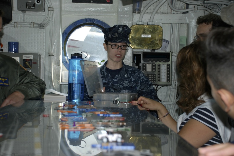 USS-Nimitz_2013-11-01_00084_NOBILI.jpg