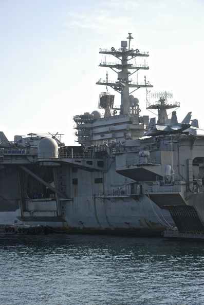 USS-Nimitz_2013-11-01_00021_NOBILI.jpg