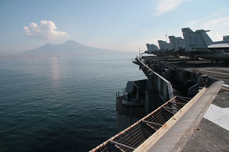USS-Nimitz_2013-11-01_00049_DAVINO.jpg