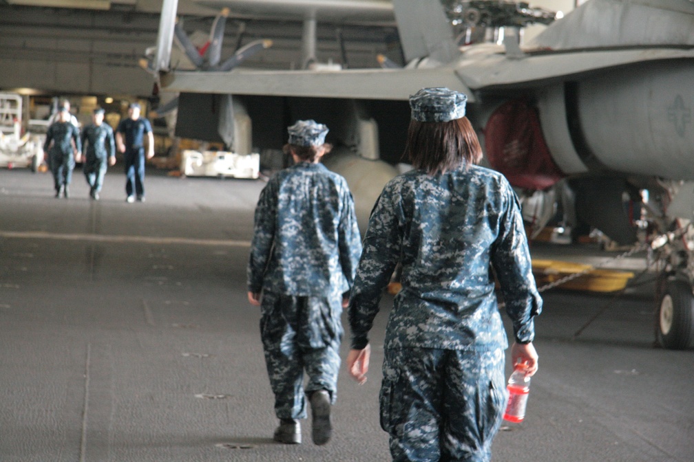 USS-Nimitz 2013-11-01 00089 DAVINO