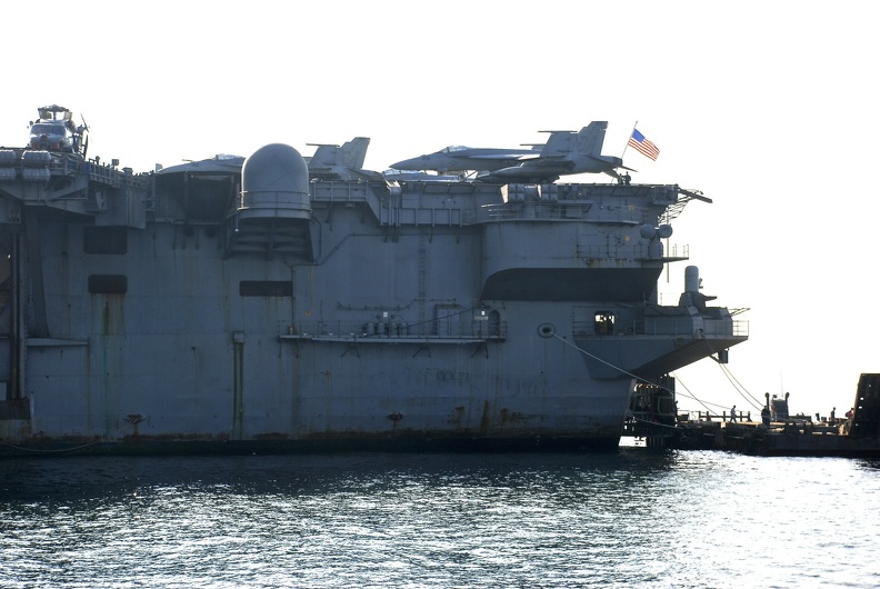 USS-Nimitz_2013-11-01_00014_NOBILI.jpg