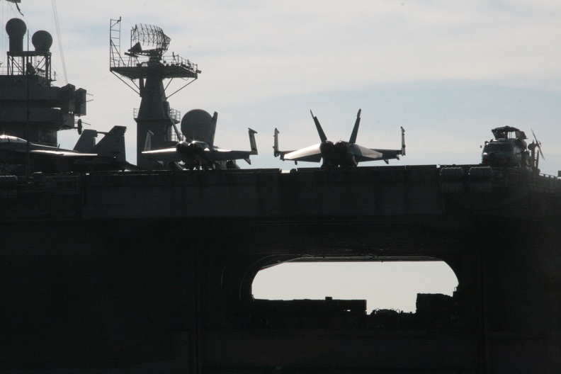 USS-Nimitz_2013-11-01_00010_DAVINO.jpg
