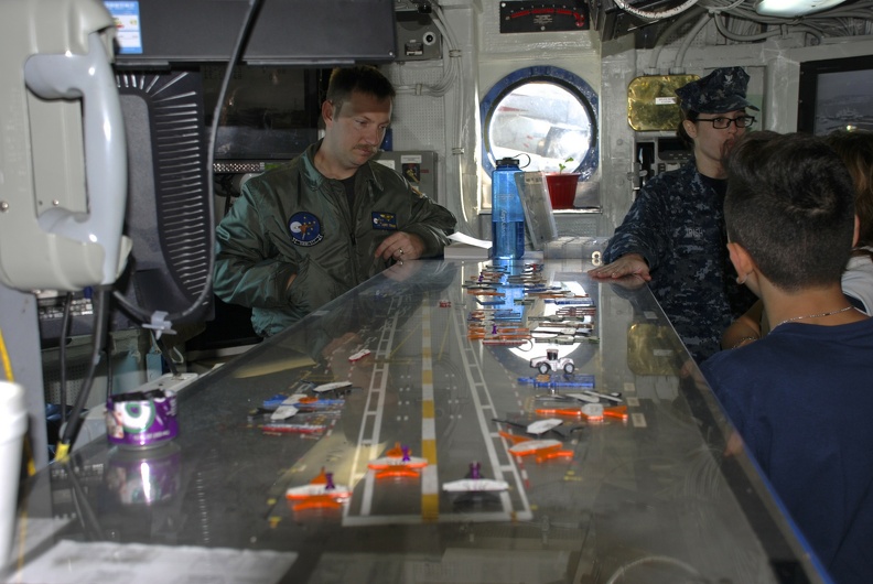 USS-Nimitz_2013-11-01_00081_NOBILI.jpg