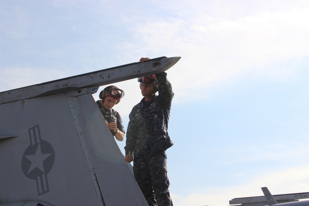 USS-Nimitz 2013-11-0100019 NOSCHESE