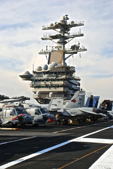 USS-Nimitz_2013-11-01_00049_NOBILI.jpg