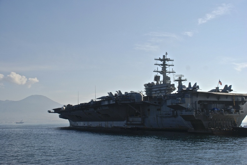 USS-Nimitz_2013-11-01_00020_NOBILI.jpg